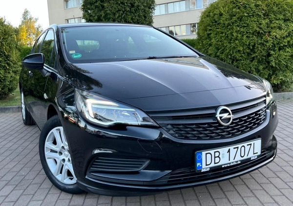 Opel Astra cena 43999 przebieg: 66200, rok produkcji 2017 z Wałbrzych małe 529